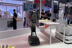 极智嘉发布全球首款人形通用仓储机器人