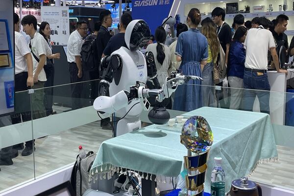 中國人形機器人橫掃全球！拿下97%市場份額：智元超宇樹居第一